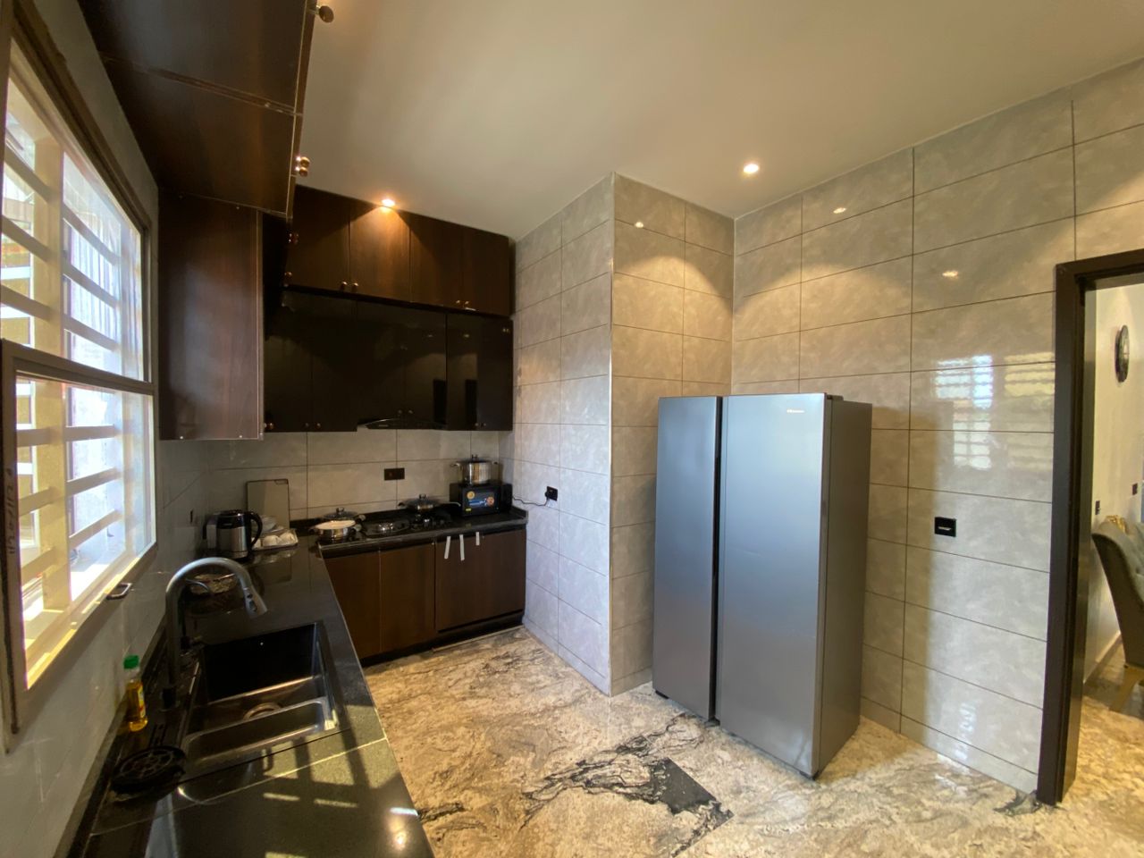 Fitted kitchen with granite counters